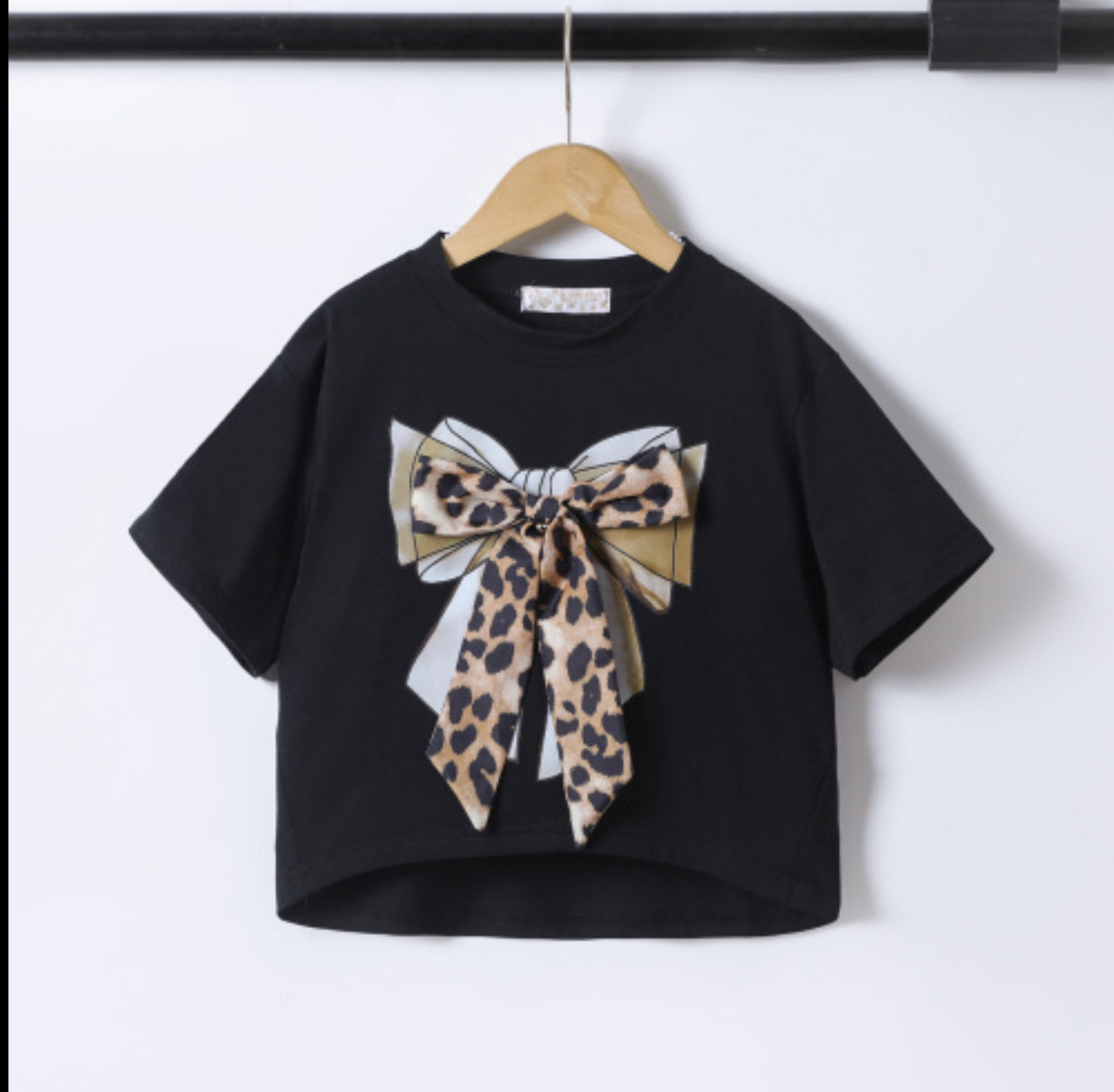 T-shirt noir papillon léopard