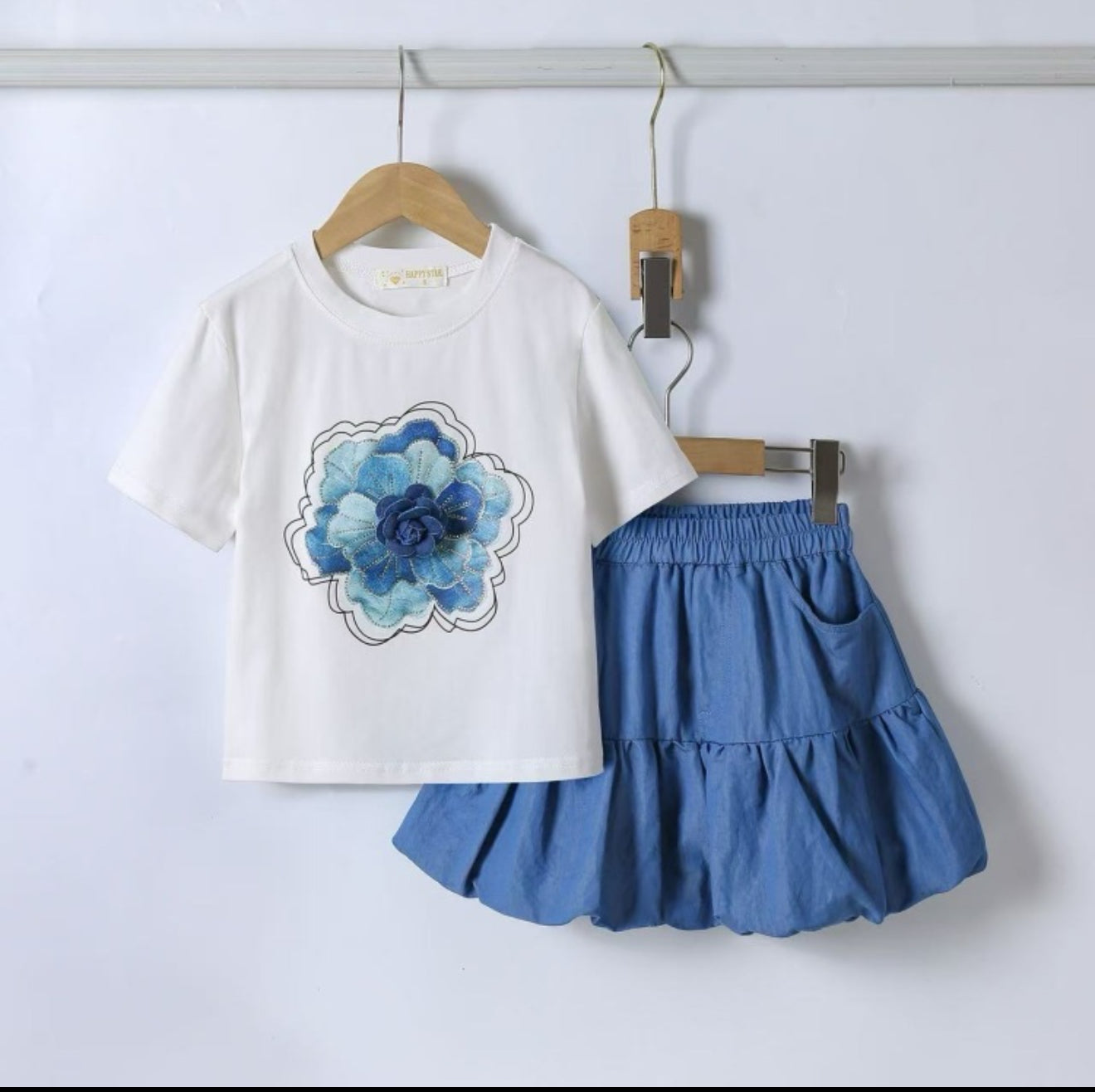 Ensemble jupe et t-shirt fleuri